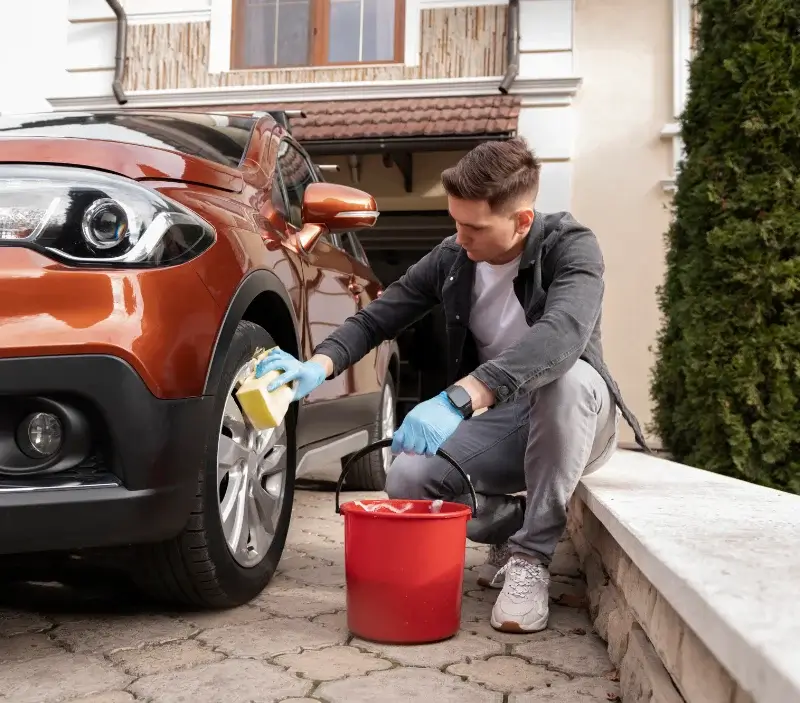 Lavage auto à domicile Vallan : professionnel intervenant sur un véhicule